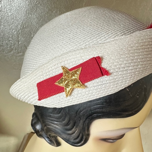 CHARMING 1950\'S WHITE STRAW JULIET CAP + TALL, RED FEATHER & GROSGRAIN TRIM main image 7